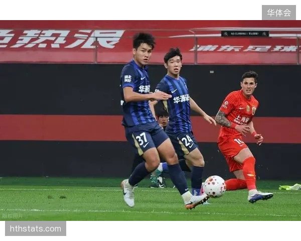武汉三镇队防守问题严重，场均失2球的数据使其在保级战中处于被动。